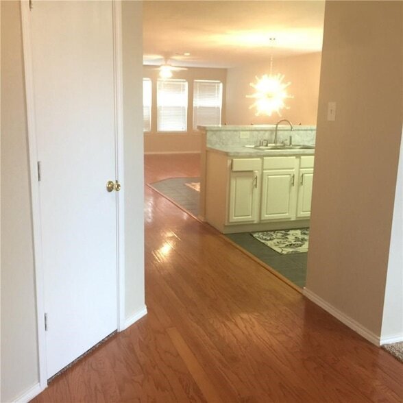 Building Photo - 9205 Lenox Dr