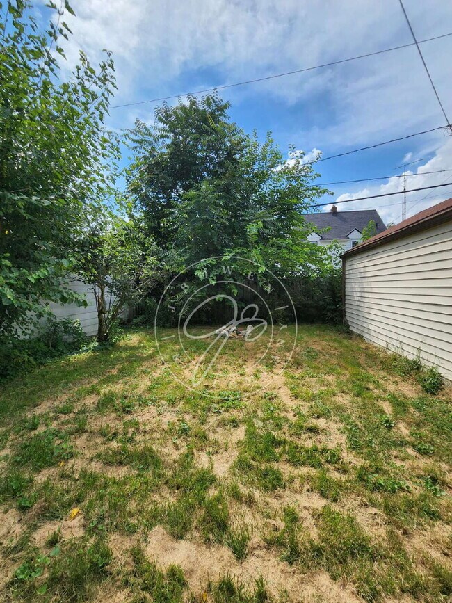 Building Photo - 3 Bed / 2 Bath Home in West Toledo – Bonus...