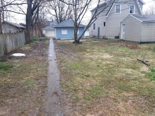 Building Photo - Beautiful 2 bedroom 1 bathroom house with ...