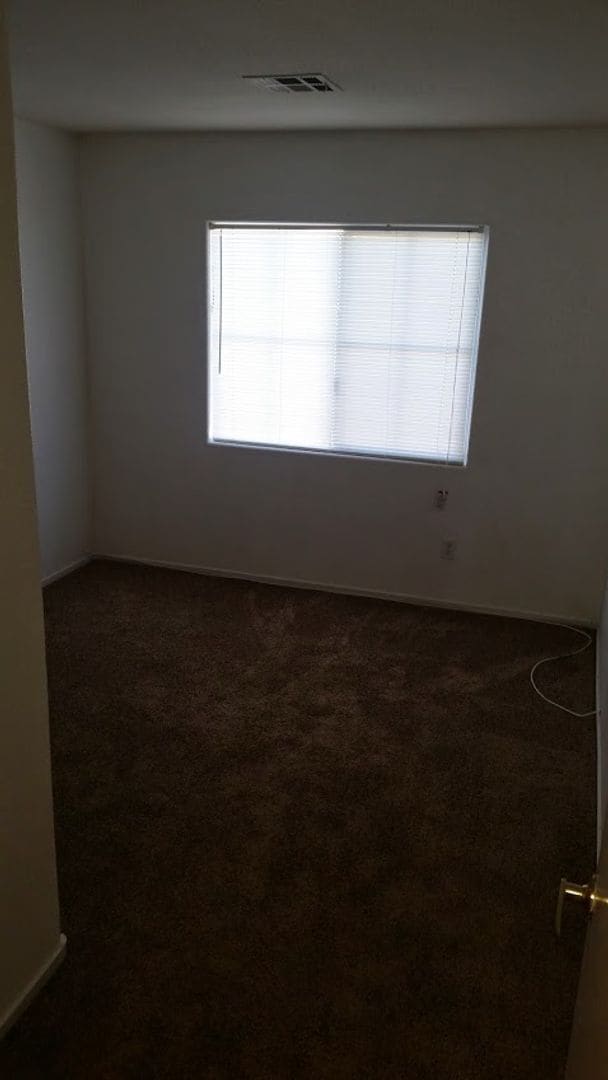 Building Photo - Spacious 4BD/3BA Home with Mountain Views ...