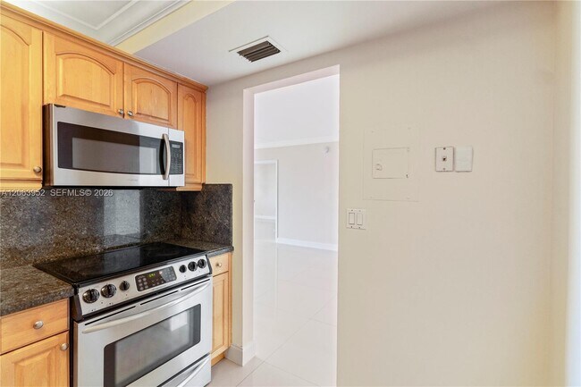 Building Photo - 3675 N Country Club Dr