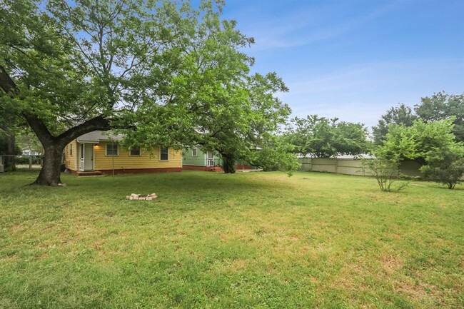 Building Photo - 1708 Chicon St