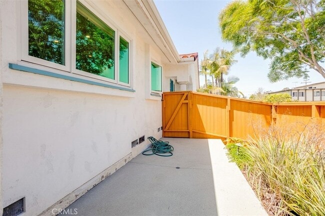 Building Photo - 1660 Catalina Ave