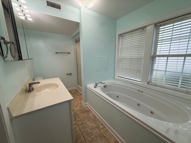 Building Photo - 120 N Pinewood Dr