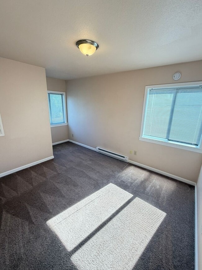 Building Photo - Newly Updated 2 Bedroom!