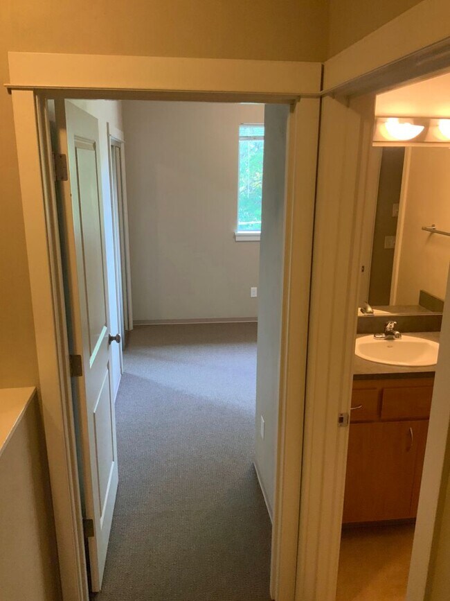 Building Photo - Move In Special!!  Close to Campus on 14th...