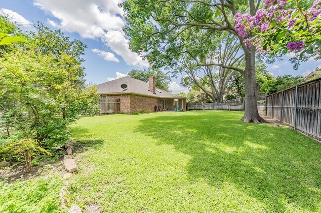 Building Photo - Charming Updated Home on Quiet Cul-de-Sac