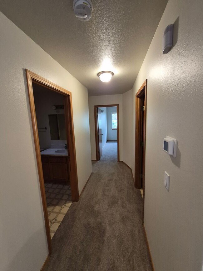 Building Photo - 3BR/2BA NE Bend Home