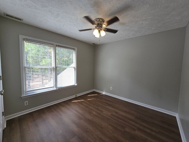 Building Photo - NEW LISTING!!!!!
