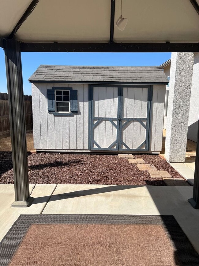 Building Photo - Beautiful Family Home
