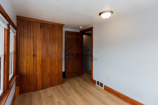 Building Photo - 3 Bedroom Home Available!