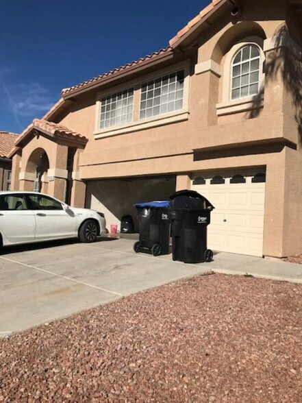 3 CAR GARAGE !!! - 2690 African Violet Ave