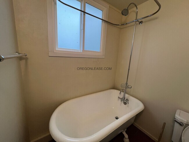 Building Photo - Downtown Eugene studio apartment
