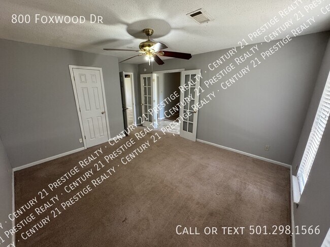 Building Photo - 800 Foxwood Dr