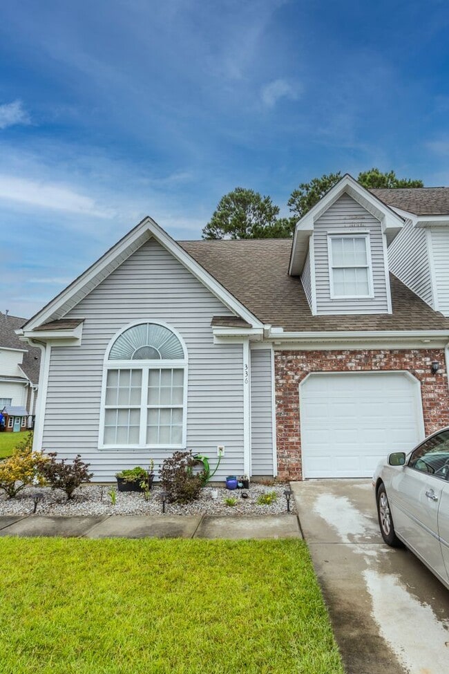 Building Photo - 3 Bedroom 2.5 Bath Townhouse in Grand Oaks...