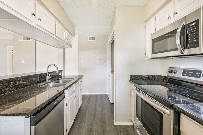 Building Photo - 5646 Birchmont Dr