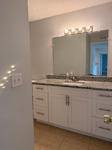 Building Photo - 455 ALT 19 S. 263