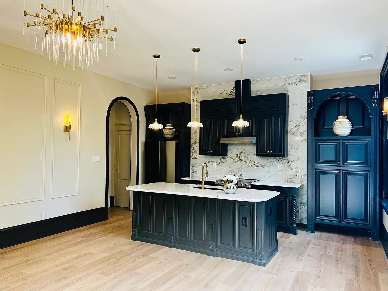 Building Photo - 230 W 6th St