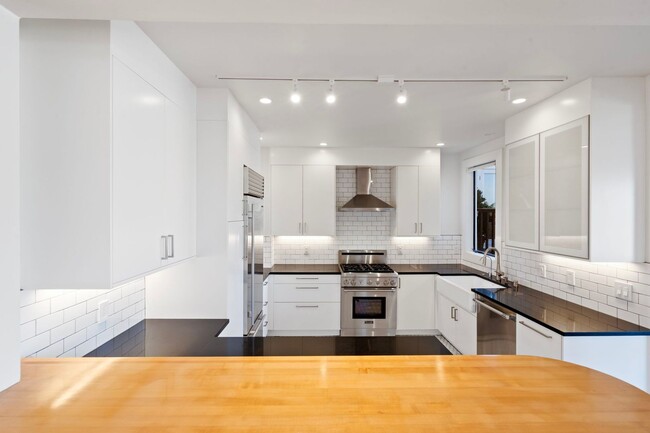 Building Photo - Eureka Valley/Castro 4 Bed + Bonus Room, 3 Bath, 2 Car Garage, City & Valley Views