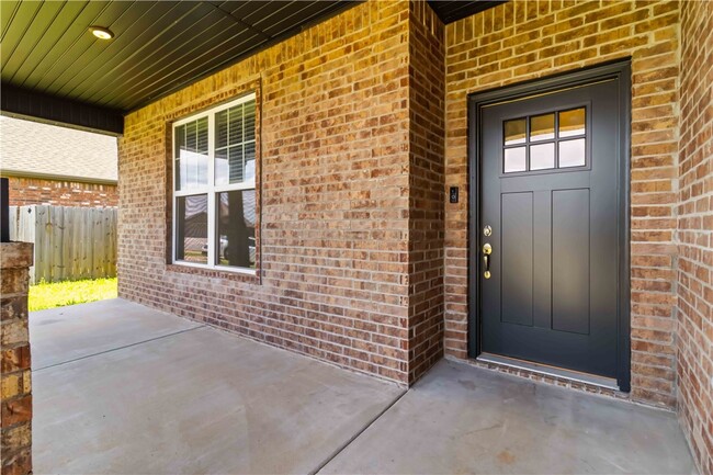 Building Photo - 931 E Skyline Lp