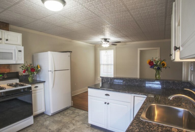 counter - 285 Pleasant St