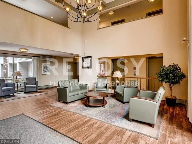 Building Photo - Available Now 2 Bedroom 1 Bath Condo in Fridley