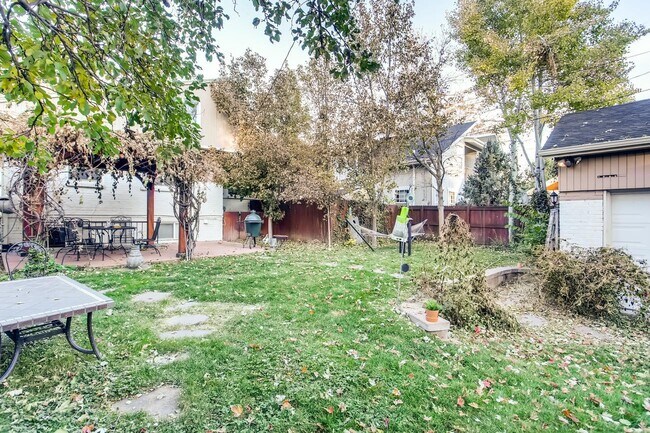 Building Photo - Congress Park Beautiful and Spacious Duplex!!! Top Unit! Shared Yard!