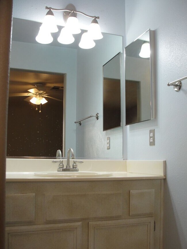 Building Photo - 5258 Steinbrenner Ln