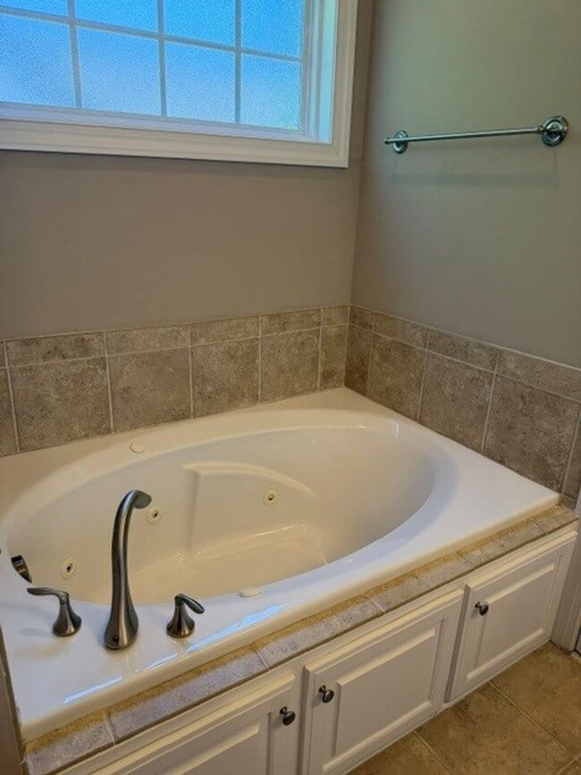 Building Photo - 4 Bed/2.5 Bath Home - Desirable Glen Laurel Subdivision - CBA School District