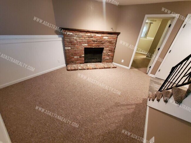 Building Photo - Beautiful Hard to Find Duplex in Olathe No...