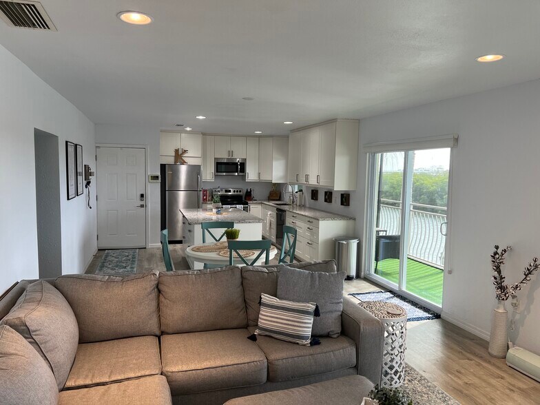 Building Photo - 8815 Bay Pointe Dr