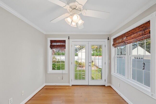 Building Photo - MOVE-IN READY! Quiet Neighborhood near Sho...