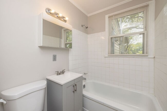 Building Photo - Freshly Renovated 2-Bedroom Home in Quiet ...
