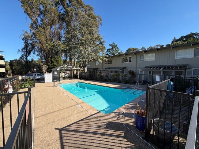 Building Photo - 2 Bed 1 Bath Condo W/ Garage In Orinda