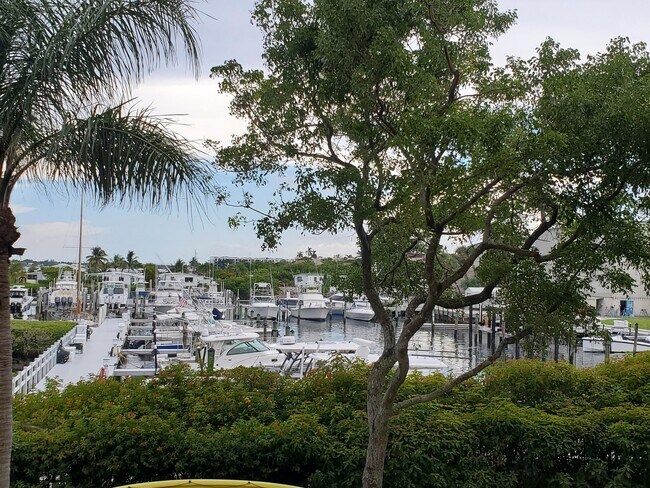 Building Photo - 1000 Scotia Dr