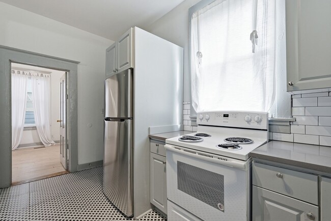 Building Photo - 538 E Waldburg St