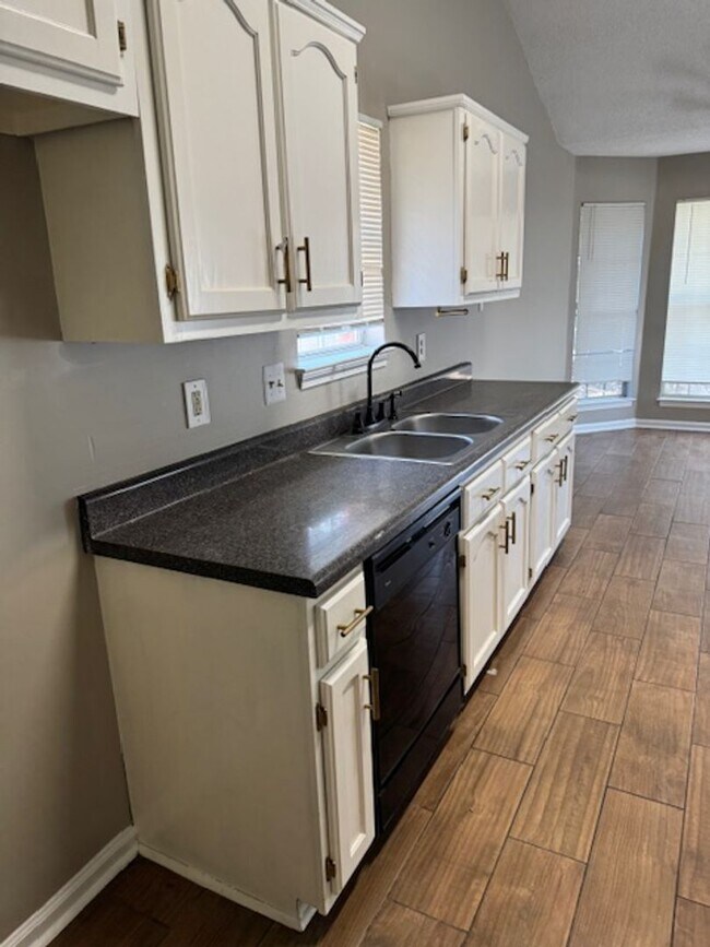 Building Photo - Renovated 3 Bedroom 2 Bath Home for Rent w...