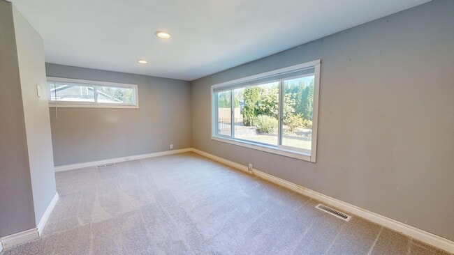 Building Photo - Tracyton 3 Bedroom w/ Tons of Parking & Huge Lot! Avail. 4/15