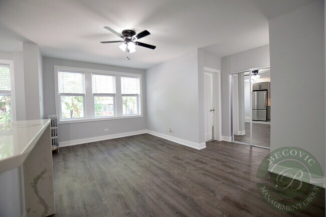 Building Photo - 1521 W Sherwin Ave