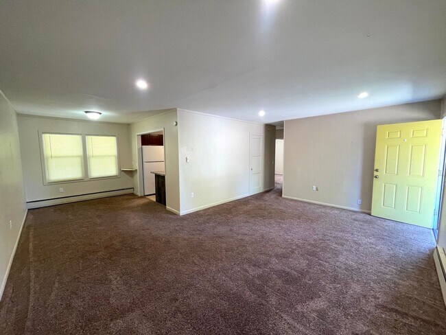 Building Photo - Spacious 2+ Bedroom Duplex Unit in Richlan...