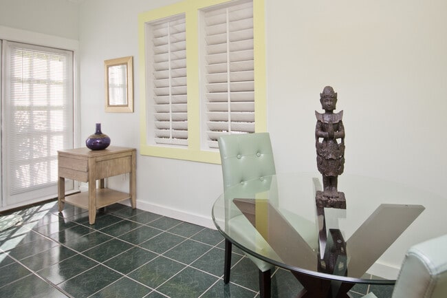 Building Photo - Furnished Studio in Old Town
