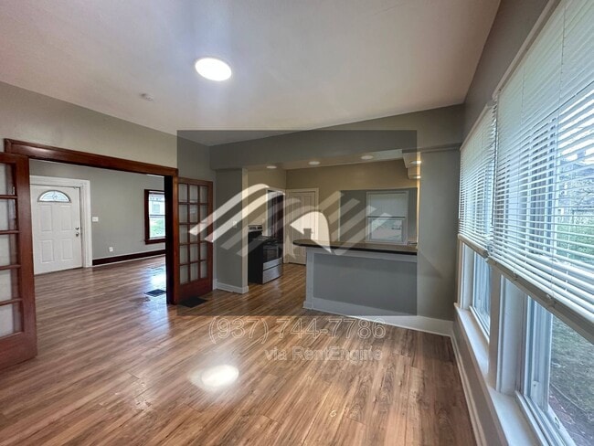 Building Photo - 8 E Hillcrest Ave