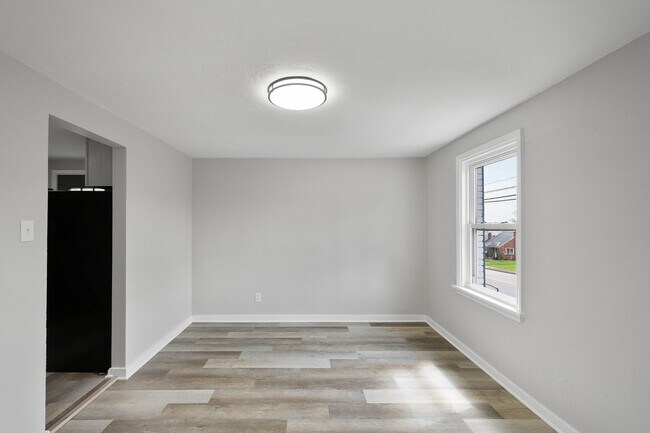 Building Photo - Charming 2 bedroom home in Versailles available August 1!