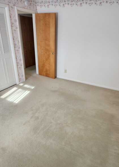 Building Photo - 5354 Woodfield Ave
