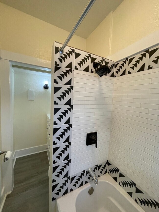 Building Photo - ECHO PARK studio ready to move in!!! Locat...