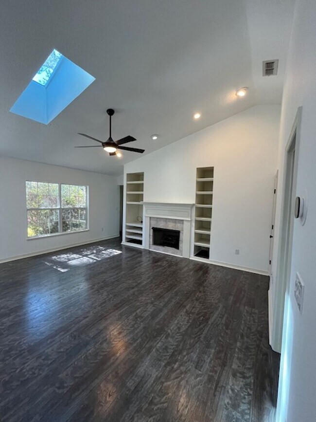 Building Photo - Beautiful and completely Renovated 3/2 fen...