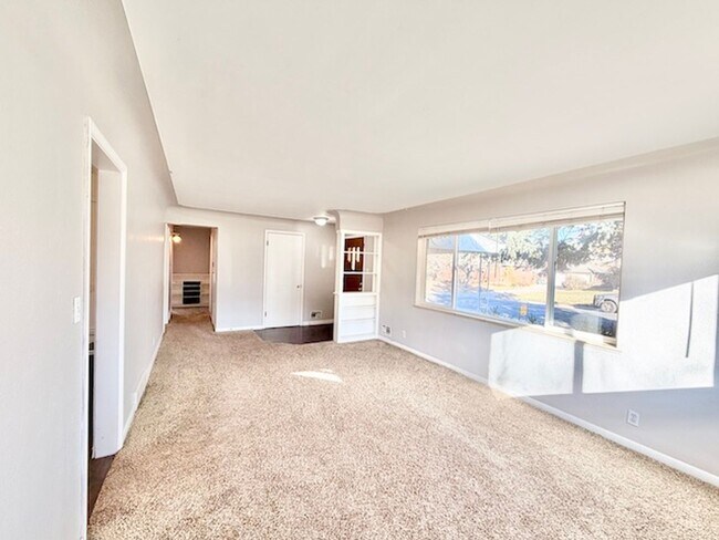 Building Photo - DEC RENT FREE FOR A LEASE STARTING BY NOV 15TH! - BRICK HOME WITH FINISHED BASEMENT