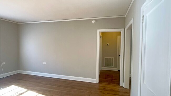 Building Photo - Bright & Modern Renovated 1-Bedroom Condo in Heathwood Court