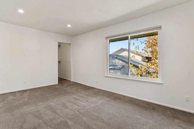 Building Photo - Remodeled End-Unit Townhouse w/ Ground Flo...