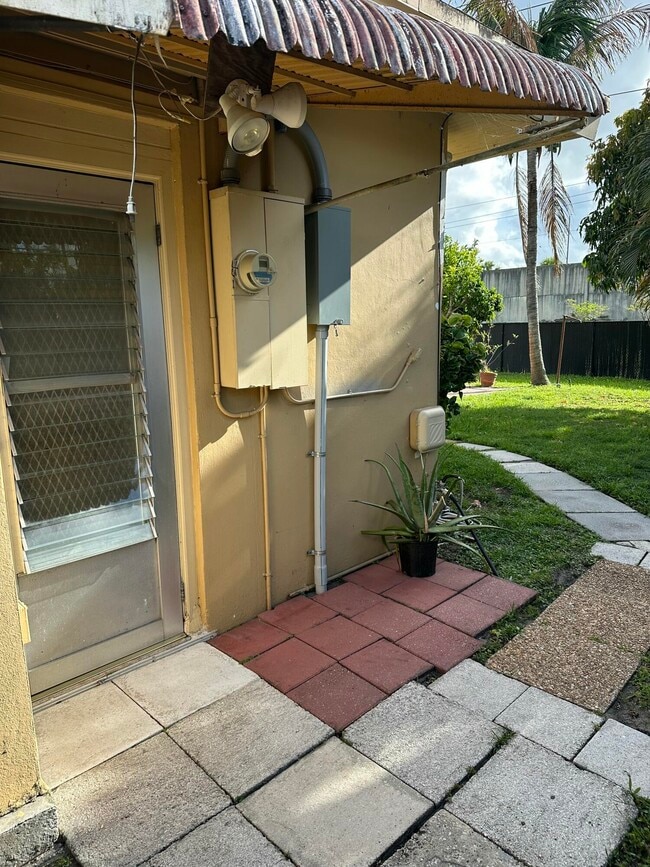 Building Photo - 1091 SW 51st Ave